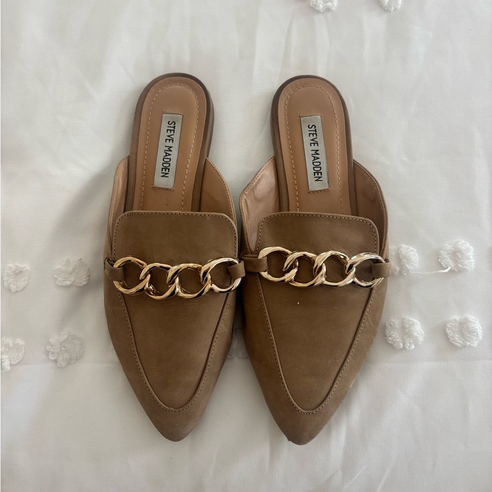 Steve Madden Tan Mules with Gold Chain Accent in size 7